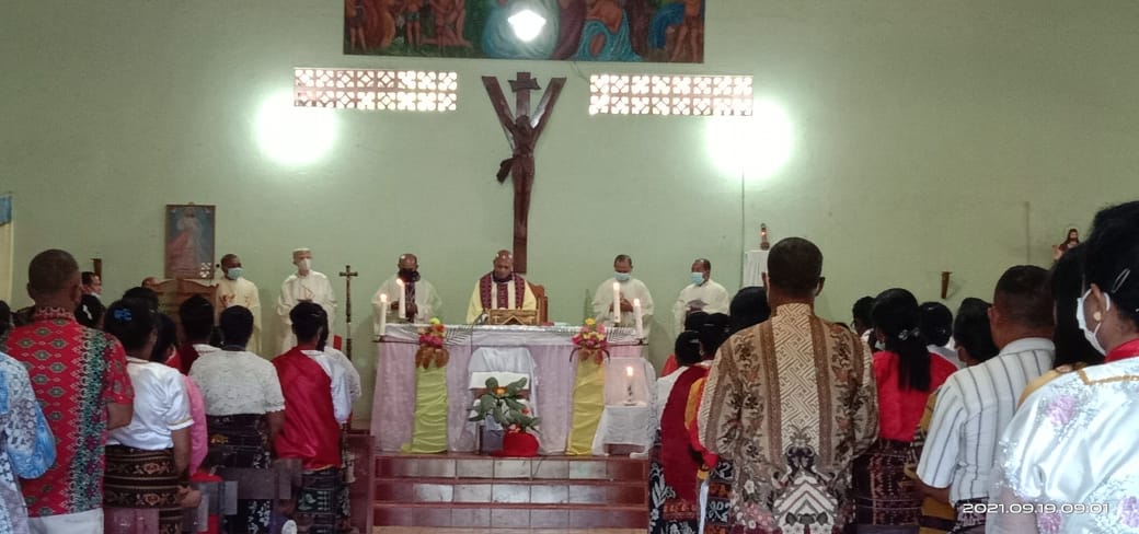 Perayaan ekaristi syukur dan perayaan pesta perak Imamat Pastor Hieronimus Api Ledu di Gereja Katolik Santi Sima Trinitas Runut, Minggu (19/9). Foto : Athy Meaq