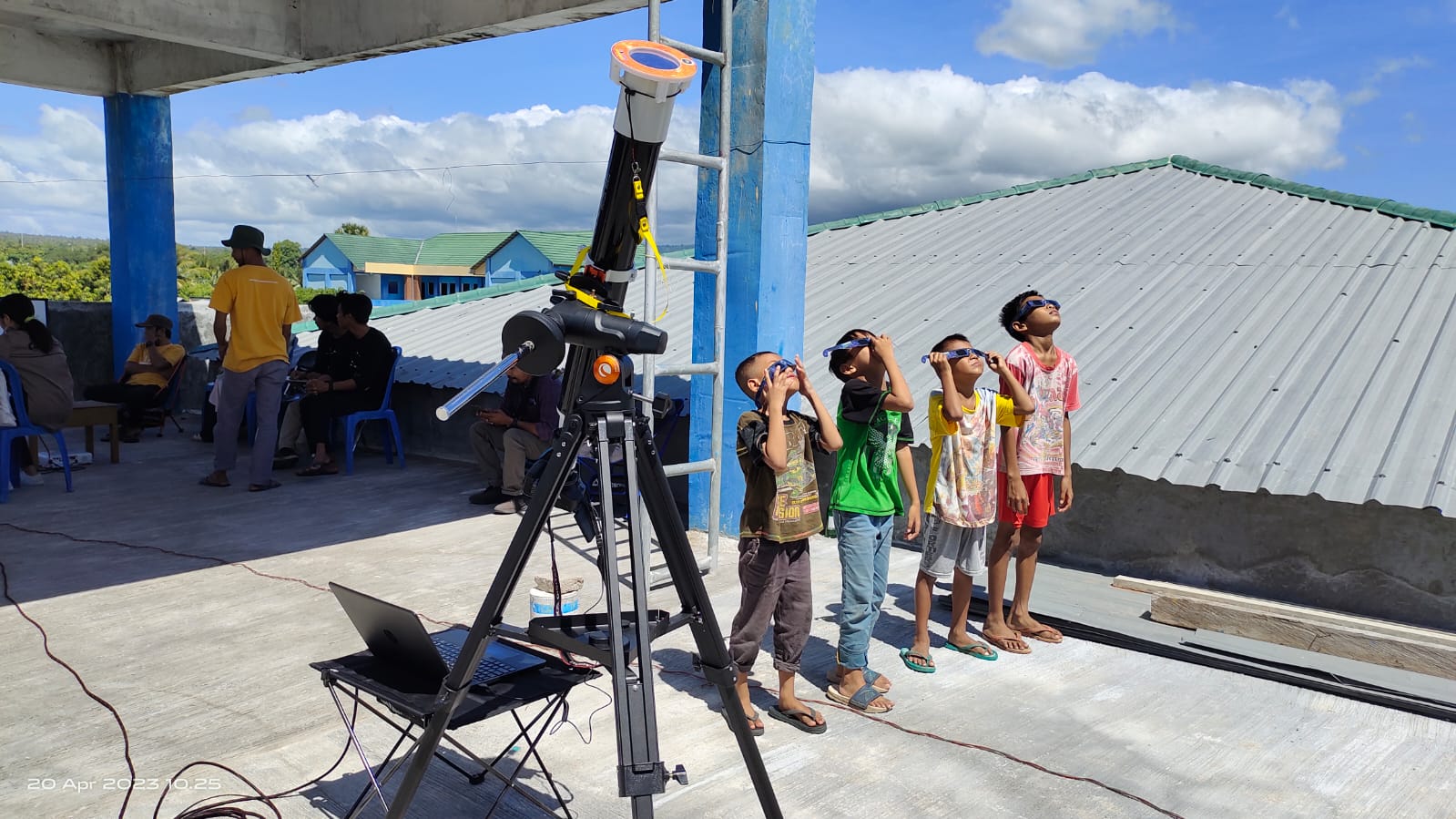 Anak-anak dan Mahasiswa Antusias Lihat Gerhana Matahari Hibrida di ...